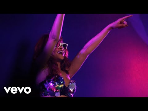 Rihanna – Cheers (Drink To That)