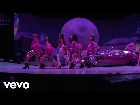 Ariana Grande – 7 rings (Live From The Billboard Music Awards / 2019)