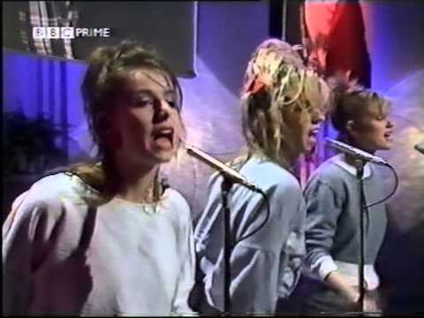 Bananarama – Robert De Niro's Waiting (live on The Russell Harty Show)