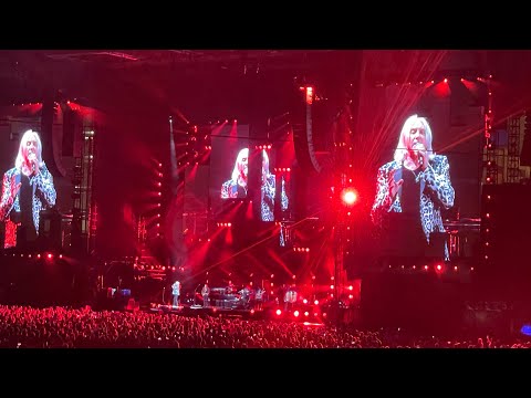 Billy Joel, in Detroit, with Joe Elliott, of Def Leppard, rock Pour Some Sugar on Me! 😎🤘