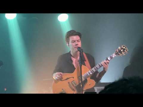Harry Styles – Ultralight Beam (Kanye West Cover) (Live at The Garage)