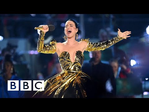 Katy Perry Performs 'Roar' & 'Firework' LIVE at The Coronation Concert