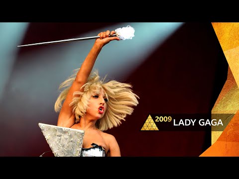 Lady Gaga – Poker Face (with crazy long intro) (Glastonbury 2009)