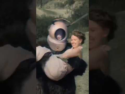 Ro-Man abducting smiling babes since 1957 | shorts | sci-fi movie | alien movie |