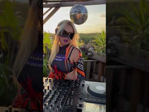 Cool Girls listen & play Techno #technomusic #technomusicdj #musiclovers #tulum #ephimeratulum