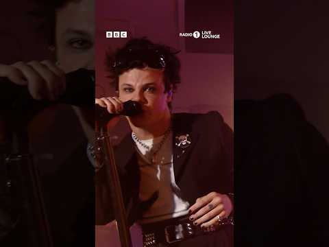 happier in the #livelounge went OFF 🖤 #yungblud #yungbludarmy #blackheartsclub #radio1