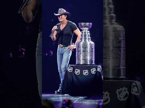 Recognize Tim McGraw’s new friend??? #timmcgraw