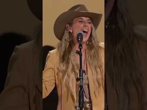 This one just gets you in the groove, doesn’t it? 🕺💃🏼@LaineyWilson “Country’s Cool Again” #opry