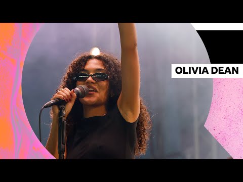 Olivia Dean – Dive (Radio 1’s Big Weekend 2024)