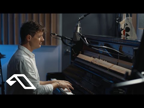 Nils Hoffmann feat. The Kite String Tangle – Holding Me Back (The Kite String Tangle’s Version)