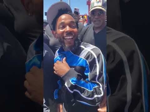 Fan tries to pinch Kendrick Lamar’s cheek 😂