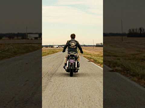 Austin Butler Escapes The Cops! – THE BIKERIDERS