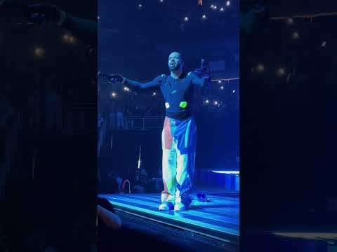 Drake performing Teenage fever