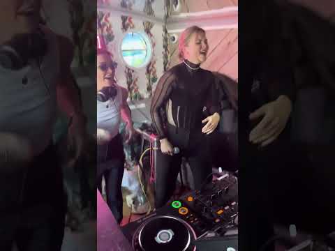 Arielle Free & Might Delete later perform ‘Shy’ for the first time together at their launch party 🔥