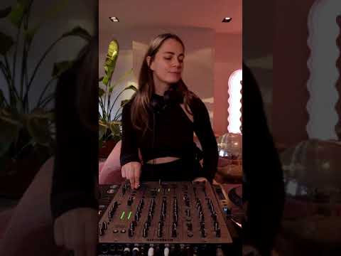We love girls supporting girls in the music industry 🩷 #iwd #womeninmusic #anjunadeep