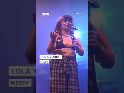 It wouldn’t be a Lola Young set at Glasto without Messy… 💖⁣