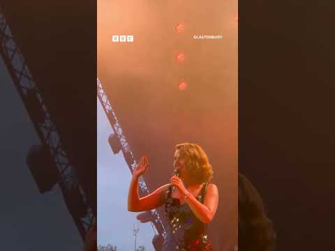Just when we thought we couldn’t love Escapism any more, Raye added a little Glastonbury opera 🔥 💖⁣