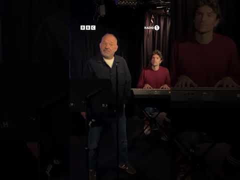 bob mortimer performing a stunning rendition of ‘slender people’ (ft. chris whispers on keys) 🫶