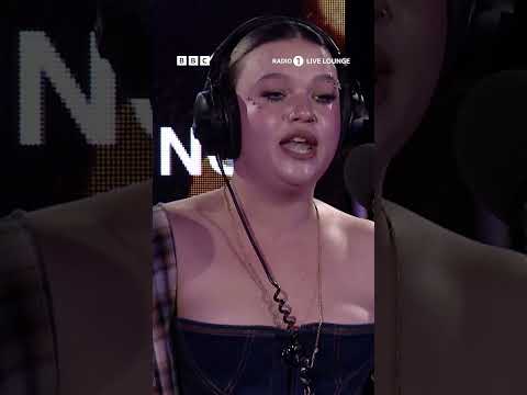@LolaYounggg covers @sabrinacarpenter’s ‘manchild’ in the #livelounge ✨
