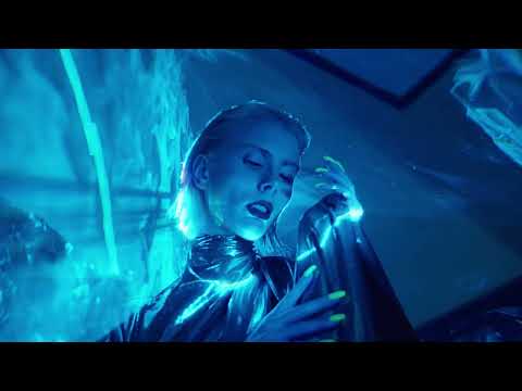 Richard Durand & Christina Novelli- Fall Through The Earth