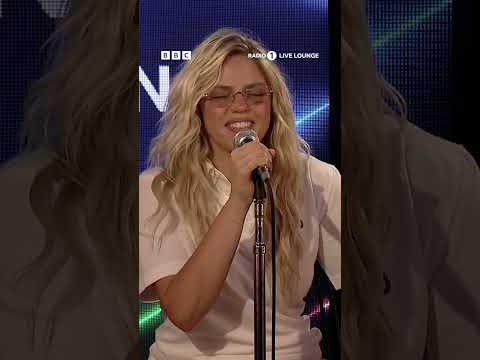 we like it better when @reneerapp’s in the live lounge 💖