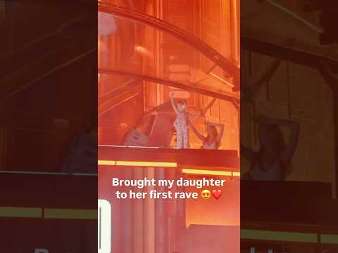 Tiesto brought his daughter on stage at EDC Orlando and she was controlling the crowd 🥹💛