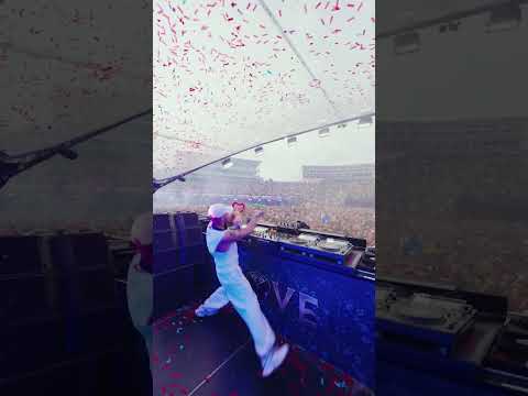 A wall of sound, a sea of movement. Nico Moreno taking over the MainStage.