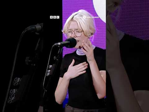 @MaisieHPeters x @coldplay 🥹🎄 #LiveLounge #ChristmasLights #Coldplay #MaisiePeters