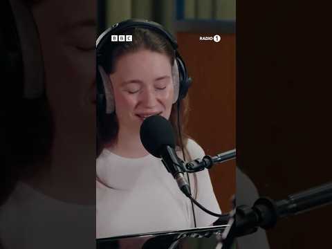happy christmas from @thisissigrid 💕🎄 #PianoSessions #Sigrid #HomeToYou #ThisChristmas #Piano 🎹