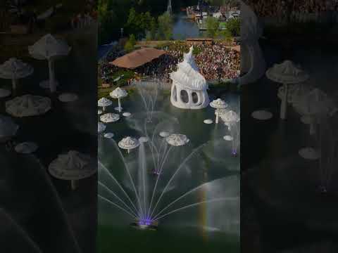 Planaxis sets the scene, waves of sound, waves of people dancing.