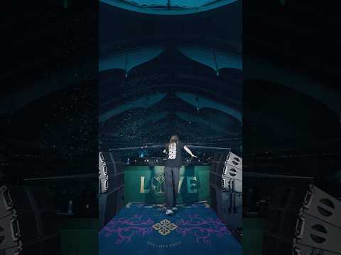 Charlotte de Witte commanding the Tomorrowland Winter MainStage. An iconic moment.