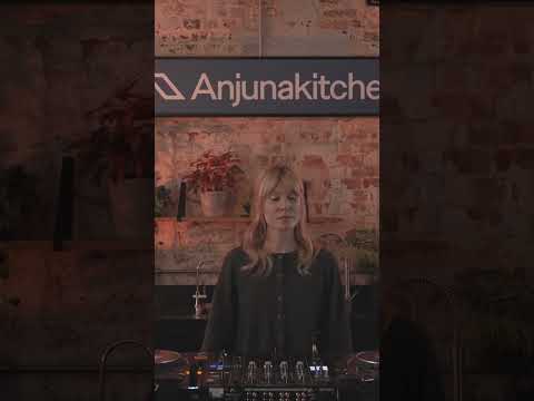 @kloydmusic__ live in the Anjunakitchen spinning her latest, ‘New Love‘ 💌