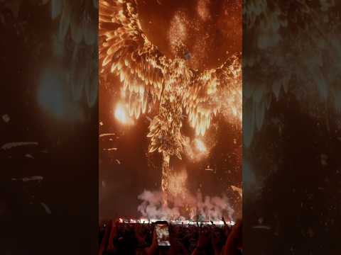 ILLENIUM brought out Hayla for his final Sphere show 🐦‍🔥