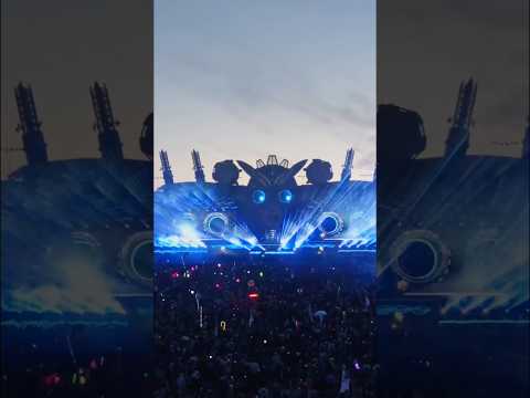 @aboveandbeyond blending a trance classic with J Ribbon’s new single ‘Man On Fire’ at #edc 🔥