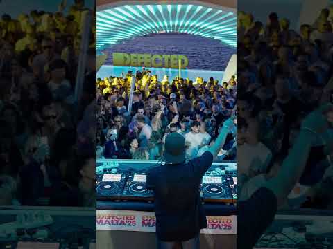 Who remembers when Todd Terry gave us house music night long in Cafe Del Mar at Defected Malta? 👀