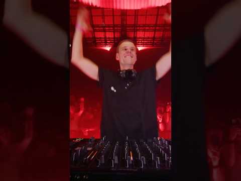 Armin knows how to keep the crowd locked in 🫨