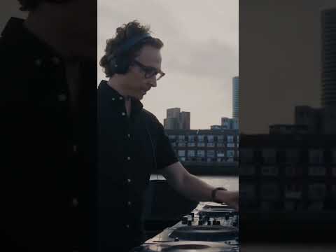 Paavo of @aboveandbeyond spinning a more downtempo Anjunabeats classic from Parker & Hanson 🎼