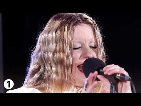 Paris Paloma – Maneater (Nelly Furtado cover) in the Live Lounge