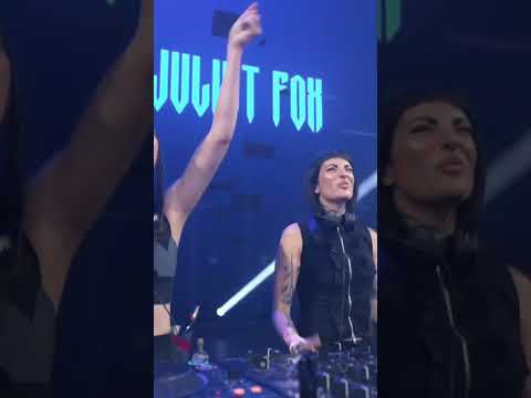 Amber Broos b2b Juliet Fox take over the Freedom Stage with an unforgettable back-to-back.