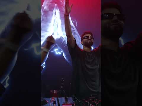 Korolova set the tone for the night, together with R3HAB who joined the stage.
