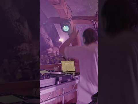 A moment from @leavinglaurel‘s brilliant, first-ever live set ❤️ #electronicmusic