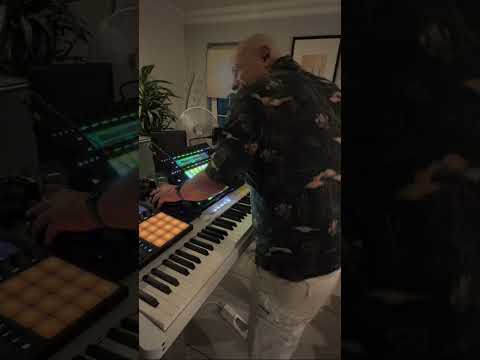 ‘Return Of The Vries’ live in the home studio, as @DarrenTate warms up for his upcoming ABGT700 set.